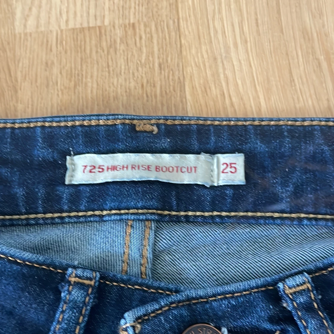 Levi's 725 High Rise Bootcut Jeans - 3