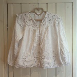 Jättesöt blus från zara - Säljer denna jättefina blus från zara då den är för liten. Blusen ör i storlek 152💕💕