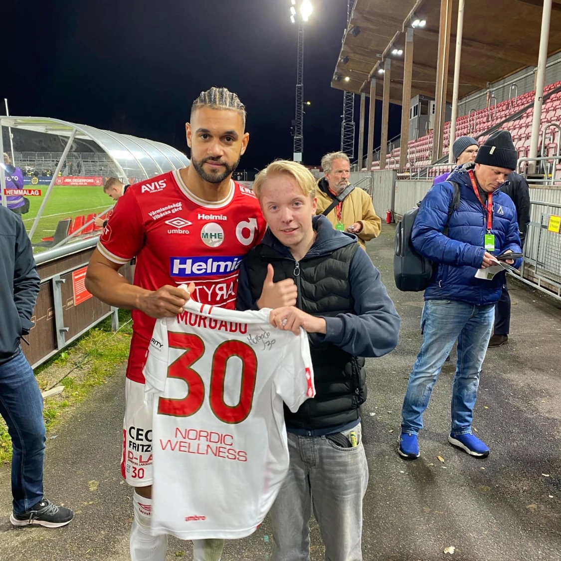 Degerfors match bärd tröja! Med morgados signatur som ni ser på bild 5 storlek M - 4