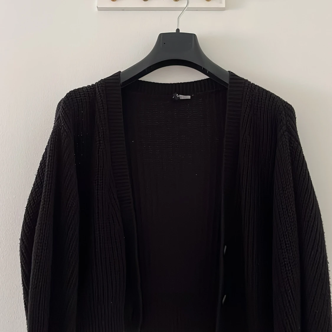 Svart stickad kofta från H&M Divided