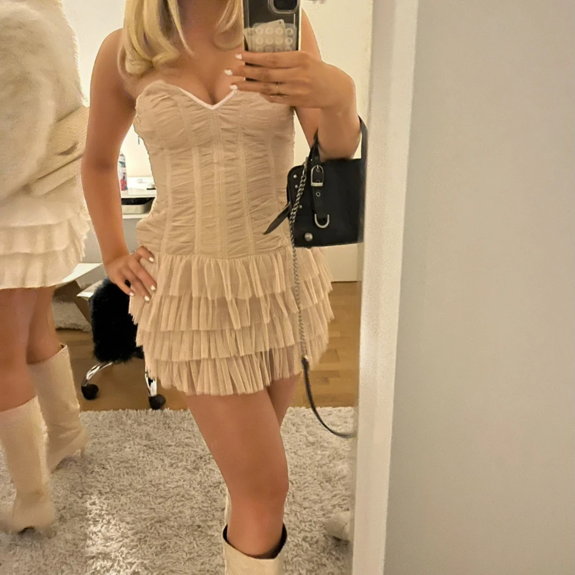 Champagnefärgad volangklänning