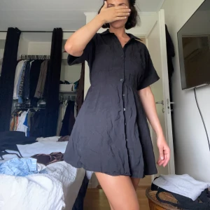 Zara skjort-klänning - Väldigt fin klänning från zara. Lite skrynklig då den legat i garderoben ett tag. Använda ett fåtal gånger 