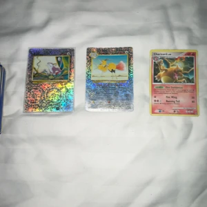 Pokémonkort samling - Stor samling Pokémonkort med flera glänsande och holografiska kort, inklusive Charizard. Perfekt för dig som vill börja samla eller utöka din samling! Kort i olika skick och generationer. En rolig och nostalgisk samling för alla Pokémonfans. Alla kort här går lätt för över 500 så säljer för 400 för orkar inte gå igenom alla korten.