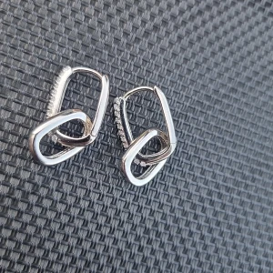 Dubbelhoops - Snygga rektangulära dubbelhoops i silver. Helt nya och oanvända.