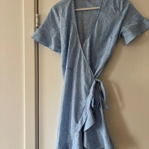 Klänning med snörning  - Använd 2 gånger.