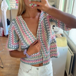 Såå fin tröja - Säljer denna Såå fina tröja perfekt nu till sommaren skriv om det är något ni undrar😇😇🥰☀️