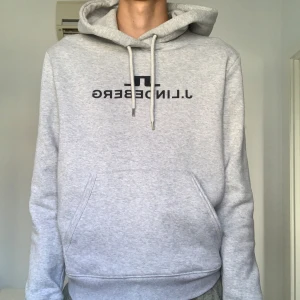 J.Lindeberg hoodie - Jag säljer denna snygga j.lindeberg hoodien som är i färgen grå. Storleken är M. Den är väldigt svår att få tag i efter som att den är slutsåld överallt.