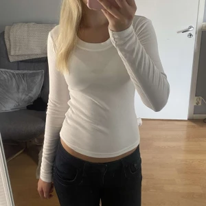 Vit långärmad tight tröja - Säljer en enkel och stilren vit långärmad tröja med tight passform. Passar till allt och är superenkel att matcha med olika outfits. Nästan oanvänd 🩷