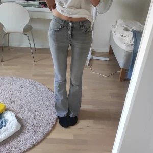 Gina tricot jeans - Gina tricot jeans i grå, low waist bootcut. Använd några gånger och säljs för att dom inte kommer till användning. Ny pris är ca 400. Skriv om du har frågot pris kan diskuteras. 