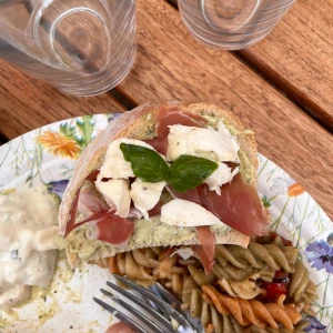 Italiensk macka  - En italiensk macka med lite mänisko avkomma (saliv) väldigt god och söt och vill bli behandlad med respekt och omsorg. 