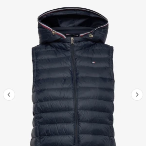 Väst - Säljer min fina tommy hilfiger väst som inte kommer till användning längre, man kan ta bort luvan och sätta dit igen💕