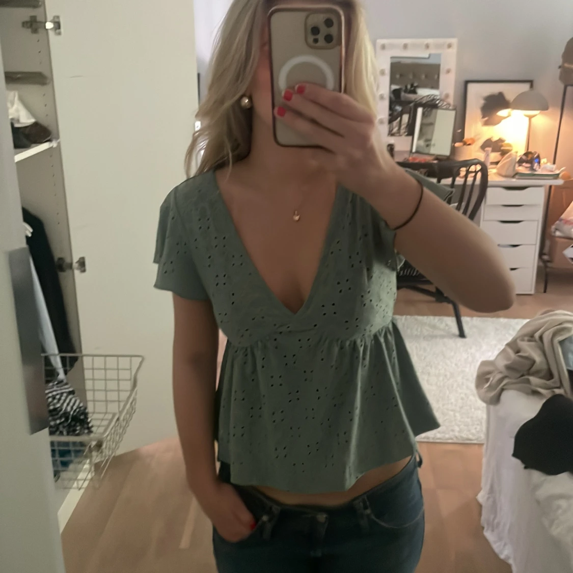 Grön blus med v-ringning och volang