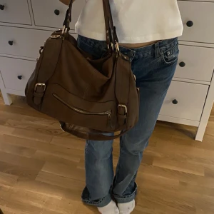 Perfekt brun väska!! - Säljer denna så fina väska🙊💘perfekt storlek och passar till allt, har lite slitningar men annars i bra skick💘