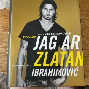 Jag är Zlatan Ibrahimović. Inbunden bok - En inspirerande bok om Zlatan Ibrahimovićs resa, fylld med personliga berättelser och starka känslor. Perfekt för dig som gillar sport, motivation och vill veta mer om en av världens mest kända fotbollsspelare.