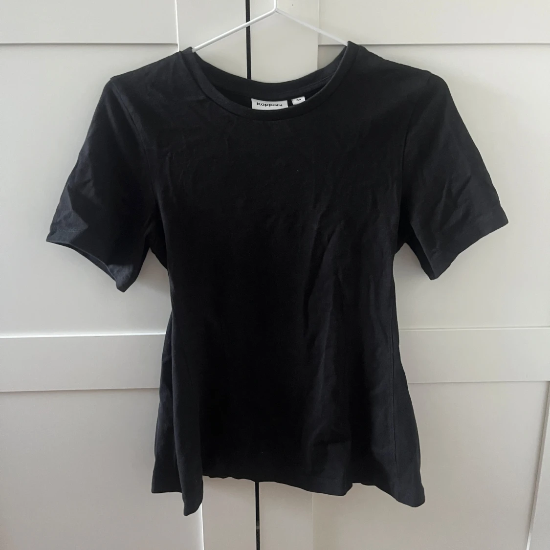 Svart utsvängd t-shirt från Kappahl - 2