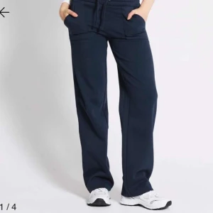 Mörkblå mjukisbyxor - Mörkblå mjukisbyxor från 157 med bred resår och snörning i midjan. Byxorna har raka ben, två stora fickor framtill och är tillverkade i mjukt bomullsmaterial.