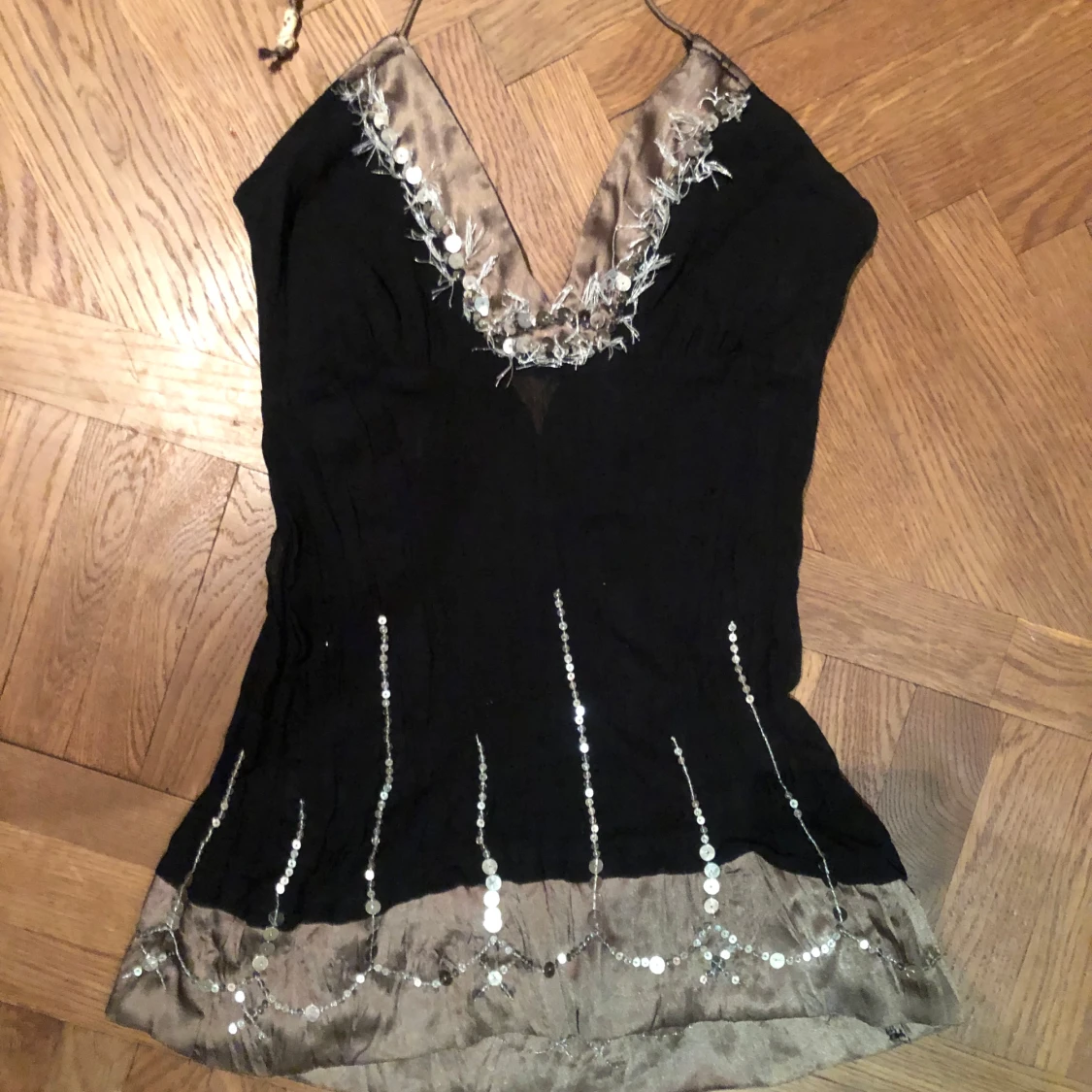 Svart och champagnefärgad paljettopp