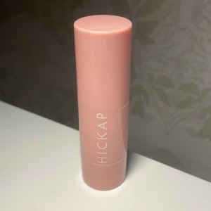 Hickap stick  - Highlighter stick ifrån hickap i färgen Sandy glow. Använd några gånger men endast på handen först, inte direkt mot ansiktet :) Kostar 229 på deras hemsida. 