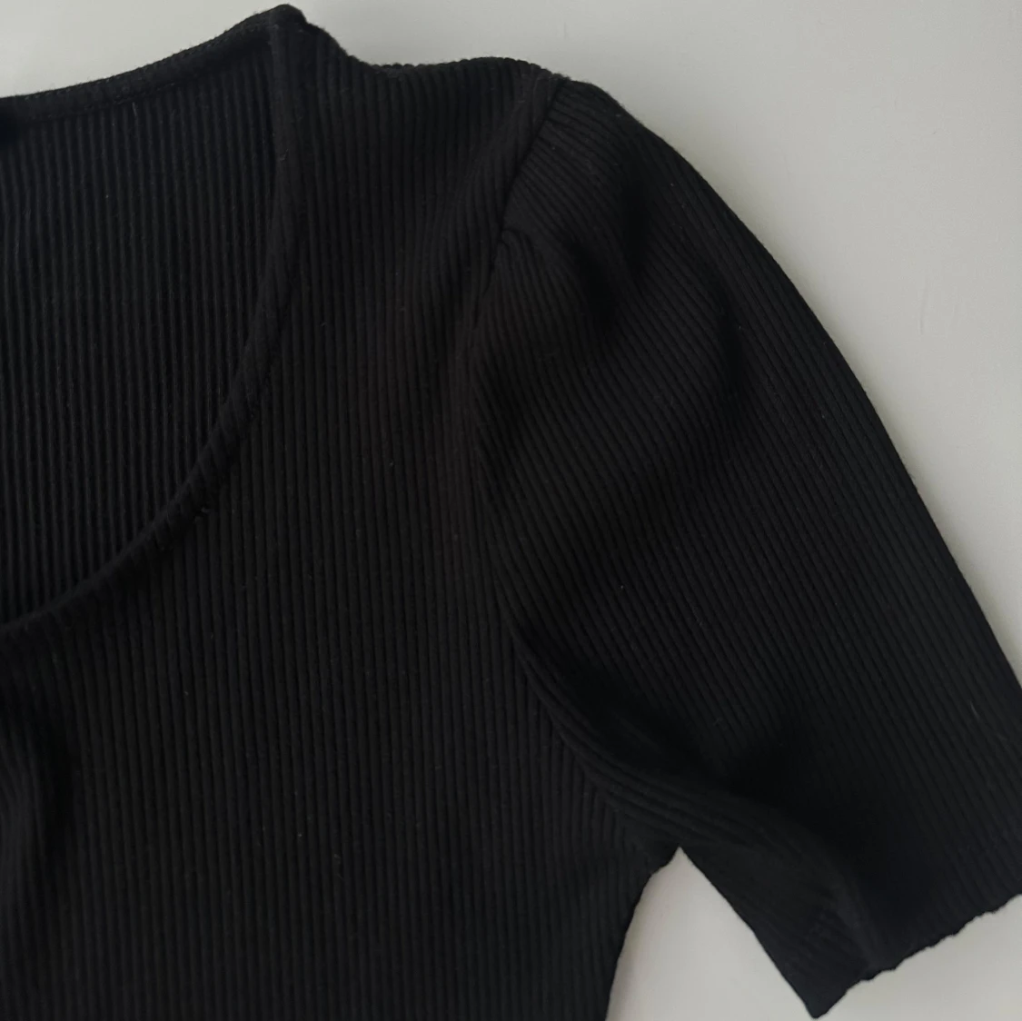 Svart ribbad topp från Bik Bok - 1