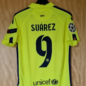 Luis Suárez fotbollströja Barcelona 14-15 - Luis Suárez Barcelona repIika fotbollströja 14-15. Helt ny med tag. Storlek: Small