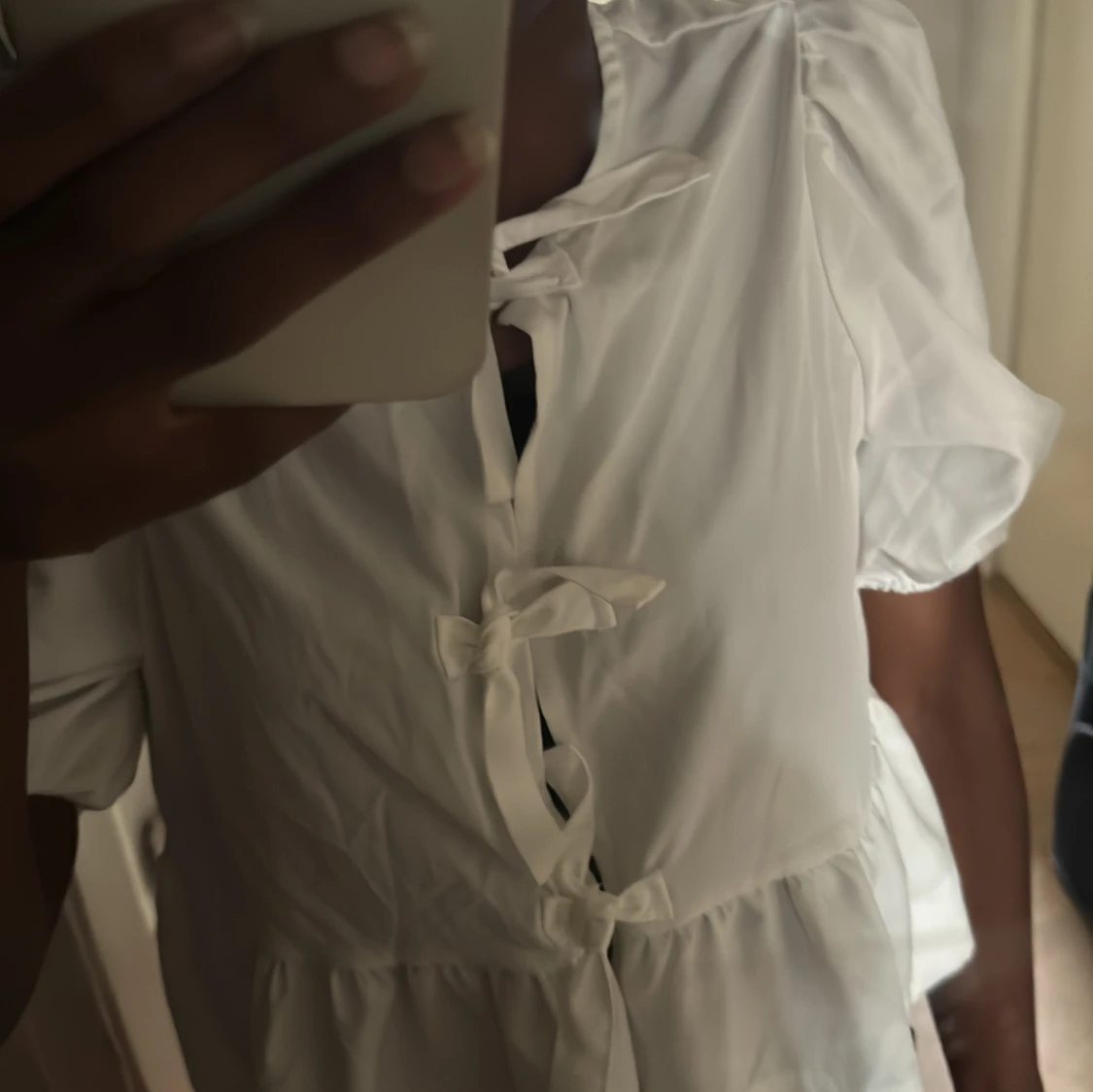 Vit blus med knyt och puffärm - 1