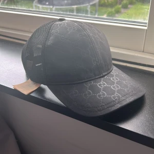 Gucci keps  - Hej, säljer min Gucci keps som är riktigt svår att få tagg på. Stolek M. Äkta!