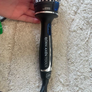 Björn Axén värmeborste - Värmeborste från Björn Axén i 38 mm. Väldigt bra skick och säljer den då jag aldrig använder den. Rengör såklart innan jag frakten.