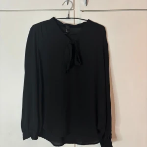 Svart knytblus - Svart knytblus från Forever 21. Storlek S men skulle säga att det är mer som en XS. Knappt använd