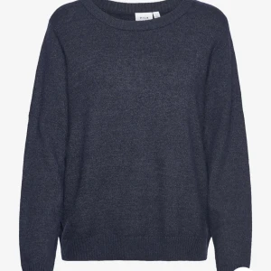 Mörkblå stickad tröja från Vila - mörkblå stickad tröja från Vila. Tröjan har rund halsringning, ribbade muddar och lång ärm. Storlek XS men skulle säga att den sitter som S. Nypris 329kr, mitt pris 119kr. Skriv för fler bilder eller funderingar 💞
