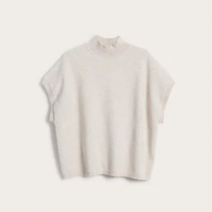 Beige stickad ärmlös polotröja - Supersnygg tröja från Kappahl! Supersnygg hög krage och korta armar! Perfekt inför hösten och skolstarten! Priset är diskuterbart🩷
