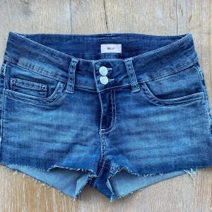 Lågmidjade jeansshorts  Nelly - Snygga lågmidjade jeansshorts från Nelly. använda 1 gång så är som nya