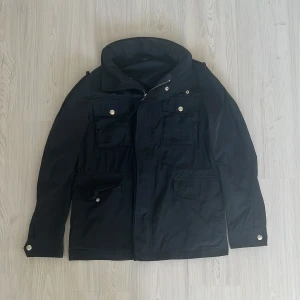 Tiger of Sweden jacka - Tja säljer nu en mörkblå fältjacka från Tiger of Sweden i storlek L för endast 749kr! Pris är ej hugget i sten, hör av er i dm vid funderingar 🙌