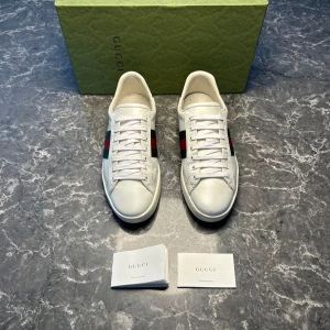 Gucci ace - Säljer ett par otroligt snygga skor från det exklusiva italienska märket Gucci! Skorna är i otroligt bra skick, skulle säga ungefär 9,5/10. Nypris ligger på över 9000kronor men vi säljer våra för endast 2299 och kan gå ner i pris ännu mer vid snabb affär! Skorna är i storlek 43,5. Skriv gärna ifall det är några funderingar, allt bästa SkoKapet