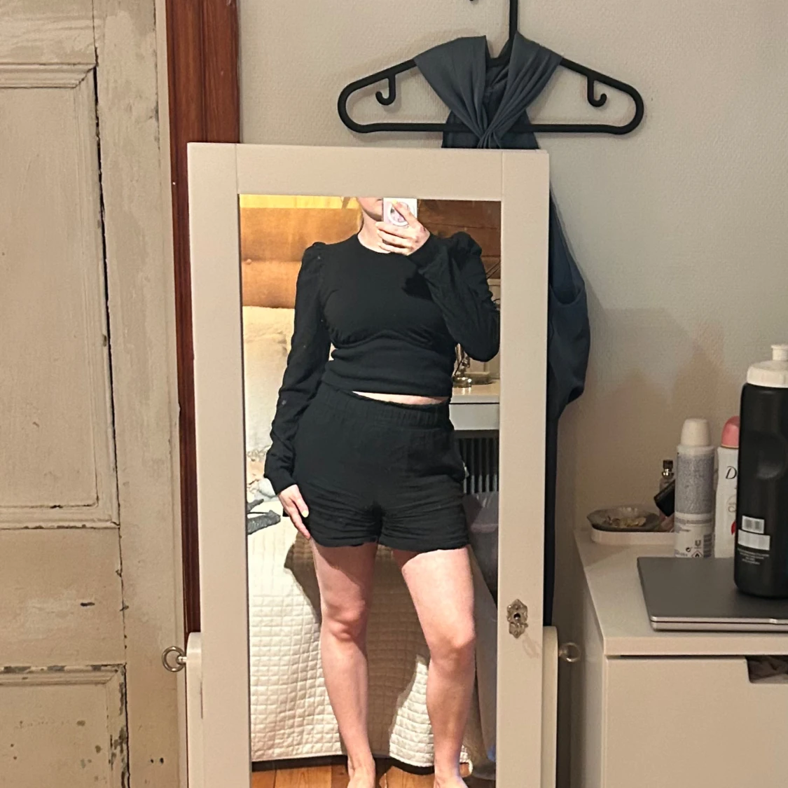 Svart croppad tröja från Monki - 1