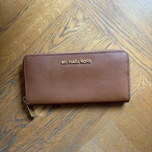 Brun Michael Kors Plånbok - Fint skick! Nypris: 1500 kr