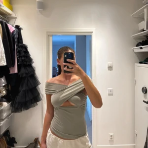 Ljusgrön omlottopp från Gina Tricot - Trendig ljusgrön omlottopp från Gina Tricot med offshoulder-design och snygg cut-out framtill. Använd en gång så är som ny💚 