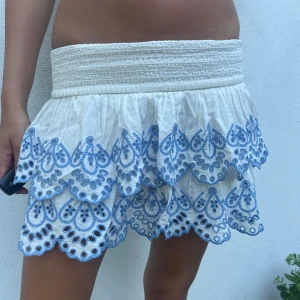 Gullig kjol - Supersöt vit kortkjol från Lindex, köpt för nått år sedan men inte mycket använd. Storlek 134/140 men passar på mig som brukar ha 158/164 eller 32 i byx storlek🥰 