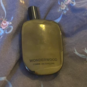 Wonderwood Comme des Garçons parfym - Säljer en Wonderwood parfym från Comme des Garçons. Flaskan är mörkgrå och har en stilren, rundad form med svart kork. Nästan allt är kvar.