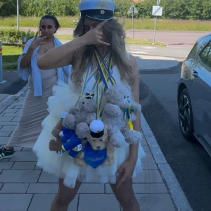 Vit volangklänning med djup v-ringning - Supersöt å fin studentklänning. Jättebra skick, använd endast utspring. Hör av er vid intresse av fler bilder