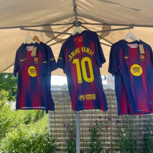 Barcelona 25/26 tröja  - Lamine Yamal Barcelona tröjor från uppkommande säsong. Tröjorna är oöppnade med hög kvalite finns 2 st strl S och 3 st strl M