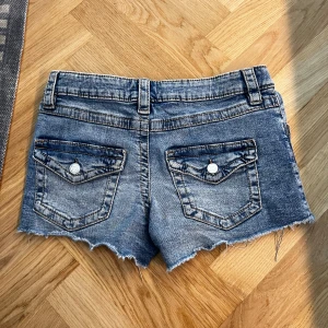 Blå jeansshorts från Gina Tricot - Snygga blå jeansshorts från Gina Tricot med fransiga kanter. Säljer då de har blivit för små, skriv för fler bilder!💓