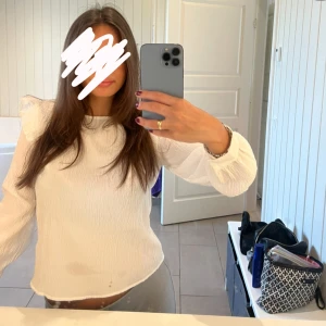 Vit blus med volangdetaljer - Super söt blus, som inte längre kommer till användning.