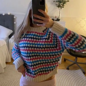 Färgglad stickad tröja från Zara - Supermysig stickad tröja från Zara med coolt randigt mönster i vitt, blått, rosa och mörkblått. Perfekt för dig som gillar färg och vill sticka ut lite extra! Pris är diskuterbart! 