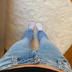 Blå bootcut jeans med silvriga diamant detaljer längst ner  - Snygga ljusblå bootcut jeans från Gina Tricot med silvriga nitar och små paljetter längst ner på benen framtill🩵🩵.