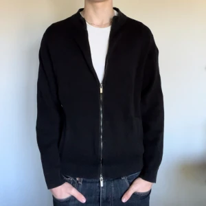 Massimo dutti fullzip  - Säljer nu denna urfeta Massimo dutti fullzipen till ett riktigt bra pris🙌 skick 8/10 Kontakta dm för frågor eller funderingar🤝