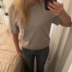 Ljusgrå stickad tröja Gina Tricot - Gå stickad T-shirt från Gina Tricot. Super len i tyget, storlek L. Säljer då den inte kommer till användning💗
