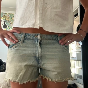 Ljusblå jeansshorts med fransig kant - Såå cola ifrån zara! 