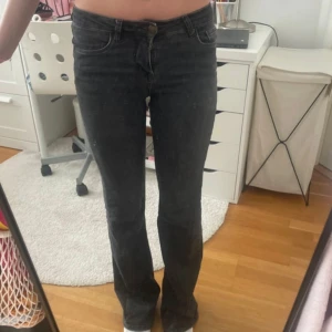 Svarta bootcut jeans  - Jättesnygga svart/gråa lågmidjade bootcut jeans från Seven Sisters. Storlek 25 vilket motsvarar ungefär XS. De är lite slitna längst ner men verkligen inget man tänker på. Pris kan diskuteras vid snabbt köp. Jag är ca 167cm lång 💕 