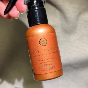 Ny! Rituals Suede Vanilla Home Perfume - Ny! En snygg kopparfärgad flaska med svart spraymunstycke från Rituals Private Collection. Doften heter Suede Vanilla och är en lyxig hemparfym på 50 ml. Flaskan är i metall och har en elegant, modern look som passar perfekt i alla rum.
