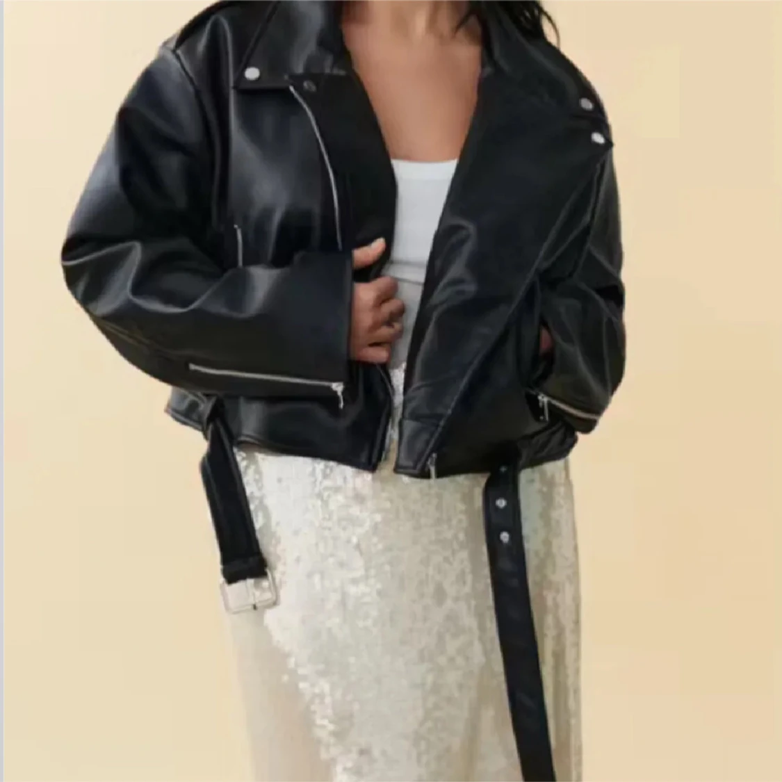 Svart croppad skinnjacka med bälte - 2